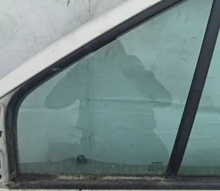 Renault Scenic I Front door vent window glass four-door Pilka