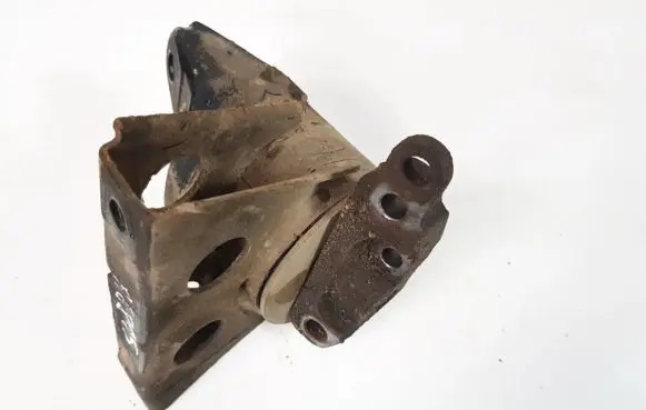 Nissan X-Trail T30 Engine mount bracket