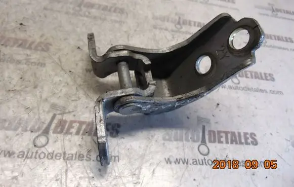 Honda CR-V Front door upper hinge