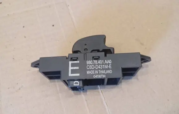 Mitsubishi Colt CZ3 Electric window control switch 98078401AA0 0456TH C8DD431ME