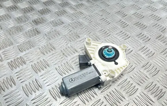 Mercedes-Benz B W245 Front door window regulator motor A1698201742 996146101 30085320