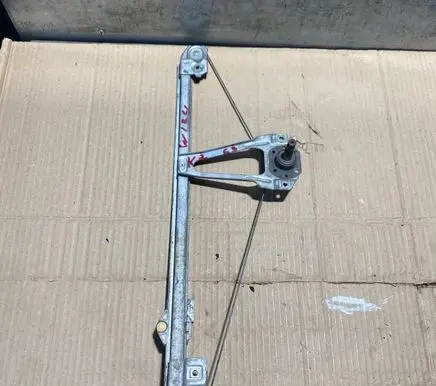 Mercedes-Benz E W124 Rear door manual window regulator 