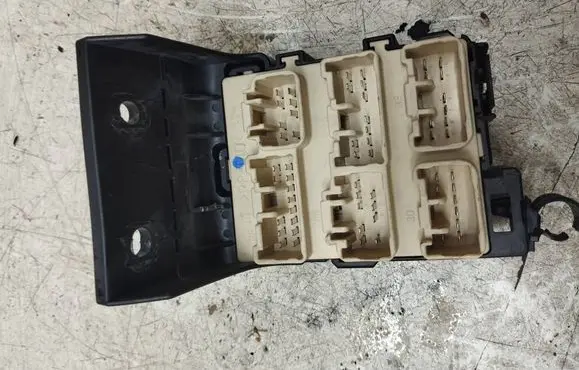 Toyota Corolla Verso AR10 Fuse module 8273405030