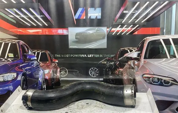 BMW 5 F10 F11 Intercooler hose/pipe 8571896