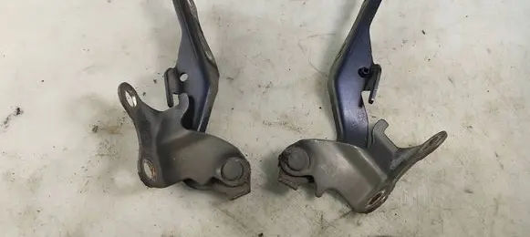 Toyota Avensis T250 Engine bonnet/hood hinges