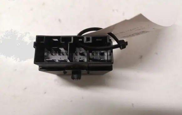 BMW 5 E60 E61 Seat heating relay 915916601 00402096 000150274