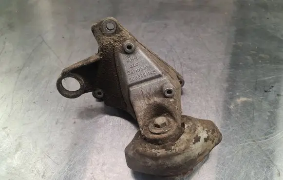 Volkswagen PASSAT B5 Engine mounting bracket 8D0399114S