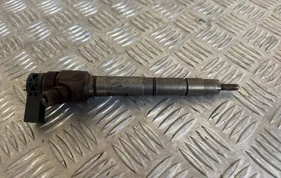Opel Vivaro Fuel injector 0445110