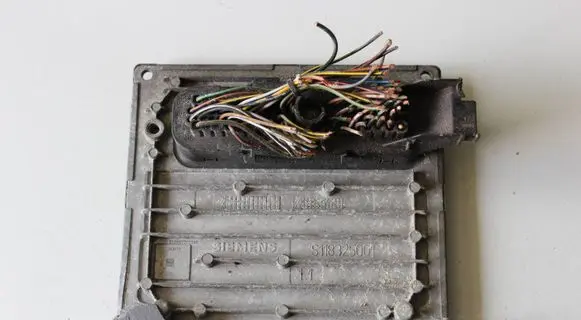 Ford Fiesta Engine control unit/module 4S6112A650NA 3BTA S120977013A