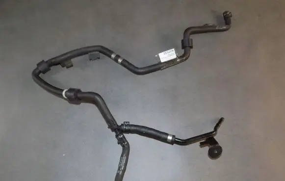 Volkswagen Touareg II Engine coolant pipe/hose 7P6122447M