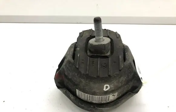 BMW 5 E60 E61 Engine mount bracket 6774620 RM6774620 15934612