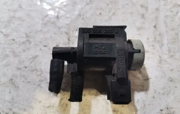 Volkswagen PASSAT B5.5 Vacuum valve 1J0906283A