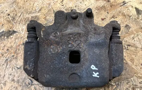 Nissan Juke I F15 Front brake caliper 