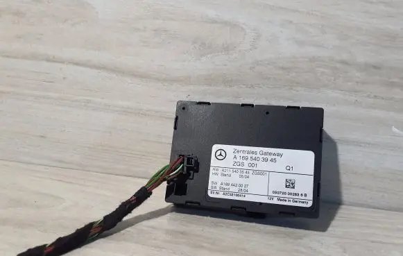 Mercedes-Benz B W245 Gateway control module A1695403945 A2115403545 A1694420027