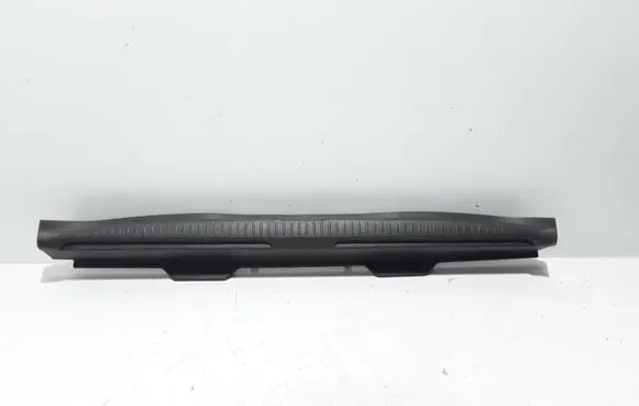 Trunk/boot sill cover protection
