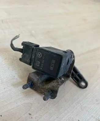 Mercedes-Benz E W211 Air suspension front height level sensor A0105427717
