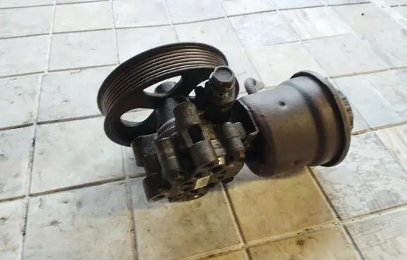 Toyota Corolla Verso AR10 Power steering pump U12