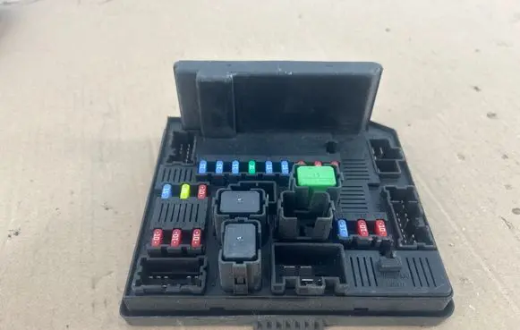 Nissan Qashqai Fuse module 284B7JD02E 522753F03