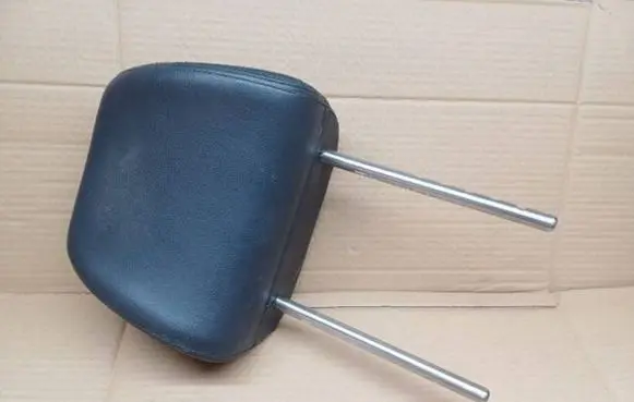 Volkswagen Tiguan Front seat headrest 