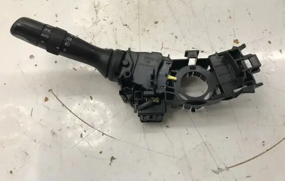 Toyota Avensis T270 Indicator stalk 8414005190 0519017F373