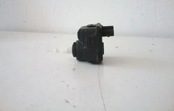 Opel Omega B1 Headlight level adjustment motor 90492832