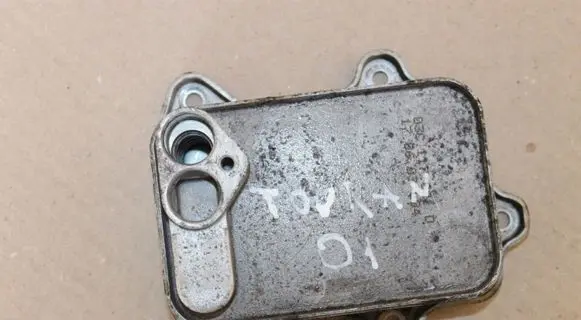 Volkswagen Touran I Engine oil radiator 03C117021D