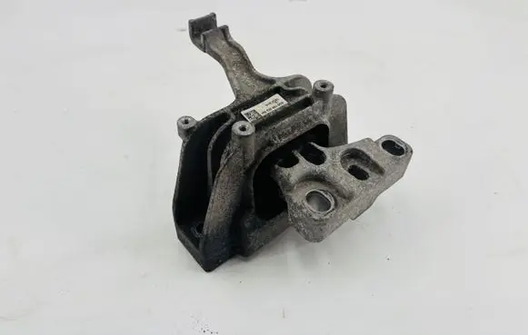 Volkswagen PASSAT B8 Engine mount bracket 5Q0199262BH