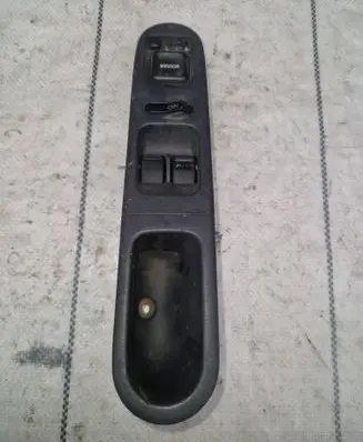 Honda HR-V Front door window switch trim 83510s2h