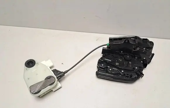 BMW X7 G07 Front door lock 7477700 7444678