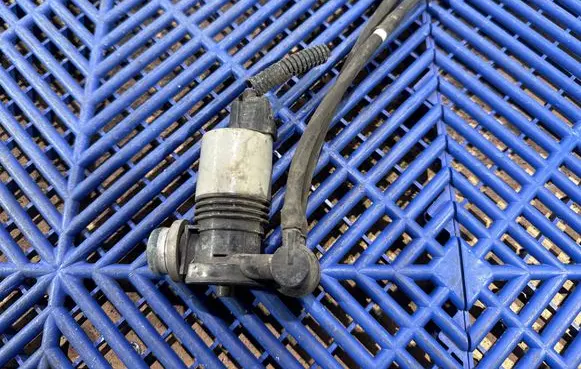 Toyota Auris E180 Windscreen/windshield washer pump 1020974001
