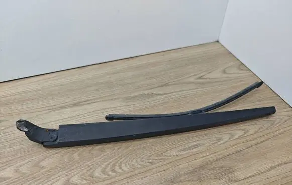 Rear wiper blade arm