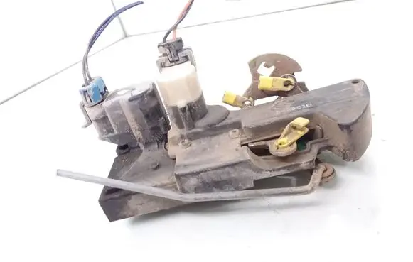 Opel Frontera B Front door lock 16634324