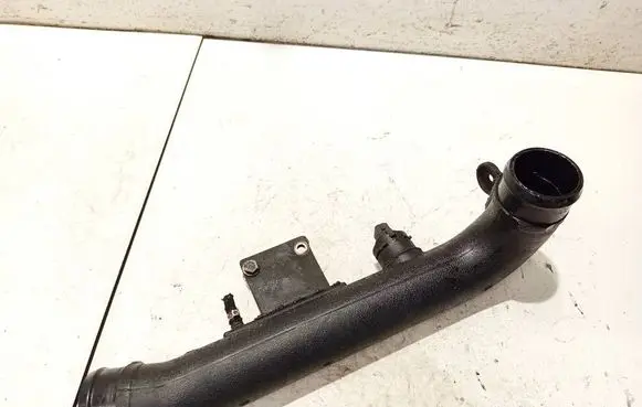Volkswagen PASSAT B5 Intercooler hose/pipe 8D0145840A