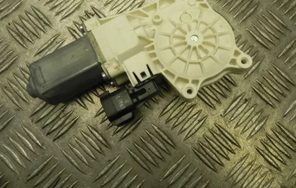 Land Rover Discovery Sport Front door window regulator motor C39790101