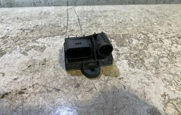 Mercedes-Benz A W176 Glow plug pre-heat relay A6519001300 51299056 1302001236482