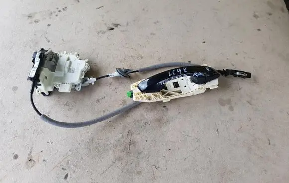 Volkswagen Touareg III Front door lock