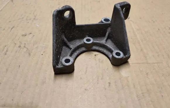 Chrysler 300M Engine mounting bracket