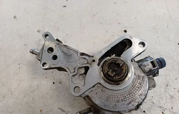 Volkswagen PASSAT B6 Vacuum pump 038145209N