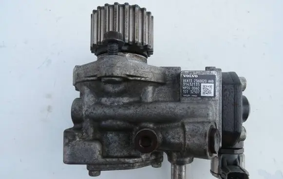 Volvo S90, V90 Fuel injection high pressure pump 31432135
