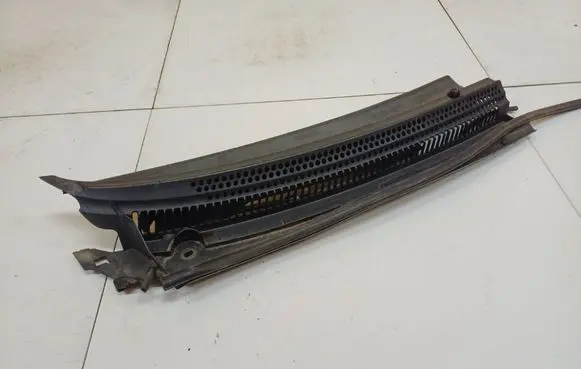 Peugeot 107 Wiper trim
