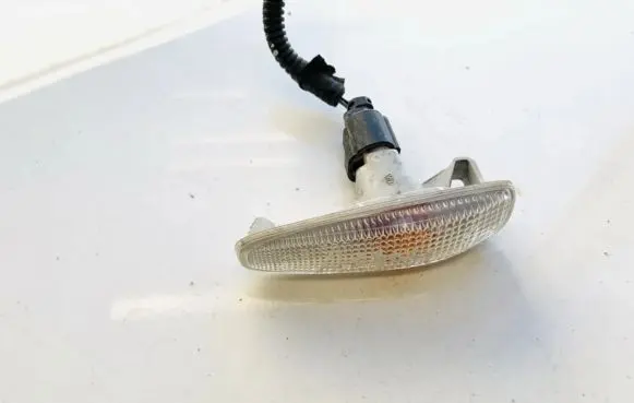 Mitsubishi Outlander Front fender indicator light