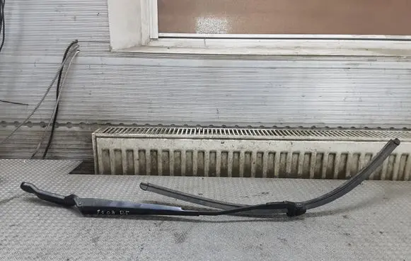 Windshield/front glass wiper blade