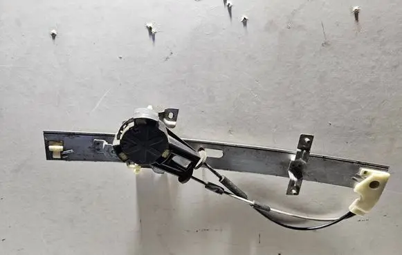 Mazda 323 F Rear door manual window regulator