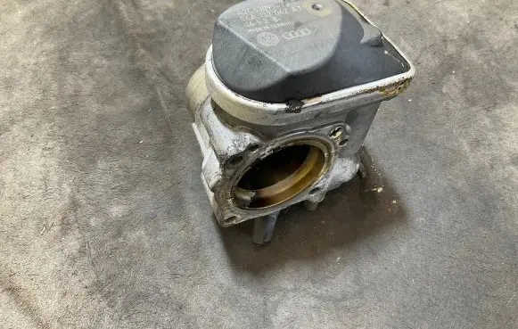 Volkswagen Golf V Throttle valve 06A133062AT 0652 A2C53093430