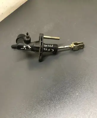 KIA Carens I Clutch master cylinder