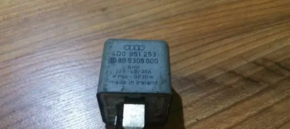 Volkswagen PASSAT B5 Other relay 4d0951253 899309000