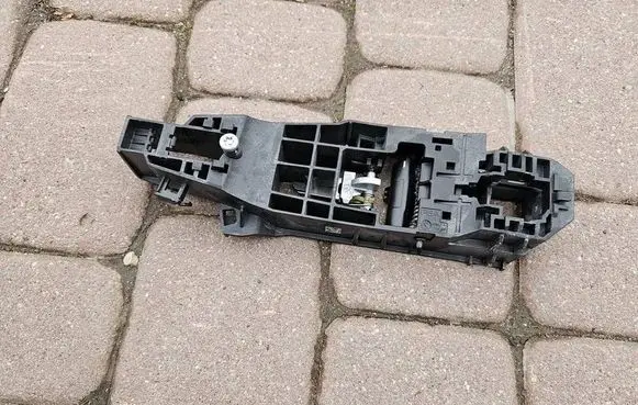 Opel Astra L Rear door exterior handle/bracket 9849924280