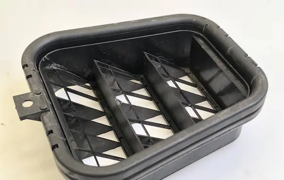Quarter panel pressure vent