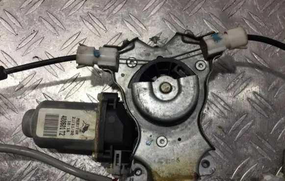 Nissan Almera N16 Front door window regulator motor 400601t2