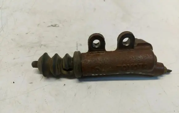 Toyota Hilux (AN120, AN130) Clutch slave cylinder 